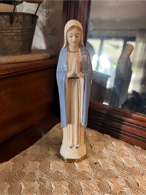 LEFTON Vintage 60's Ceramic Virgin Mary Praying Religious Statue Blue White 7in.